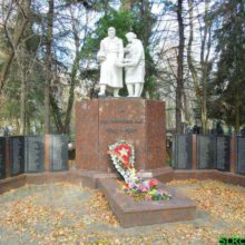 Братская могила на красной горке