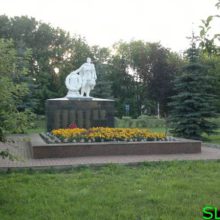 Братская могила на въезде в Яхрому