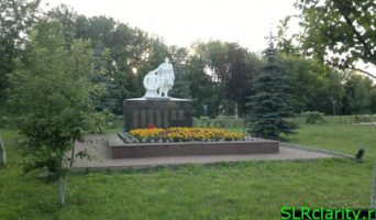 Братская могила на въезде в Яхрому