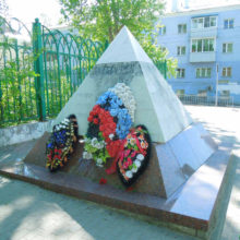 Памятник дмитровчанам в виде пирамиды